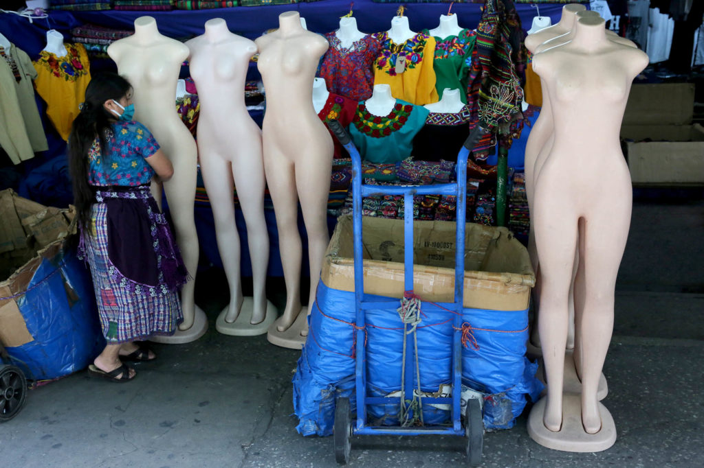 Un puesto de ropa maya en Ciudad de Guatemala durante la pandemia de COVID19. Foto: Oliver de Ros. 