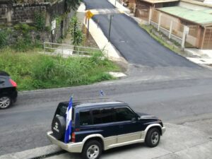 Foto 4: Un auto se estacionó el 30 de septiembre de 2019 frente a la residencia de Zoilamérica en Costa Rica. Foto Cortesía.