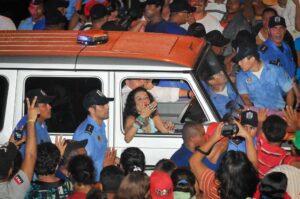 Rosario Murillo de copilota en el Mercedes Benz blindado que conduce “el presidente de los pobres”, Daniel Ortega. Foto: Carlos Herrera | Divergentes.