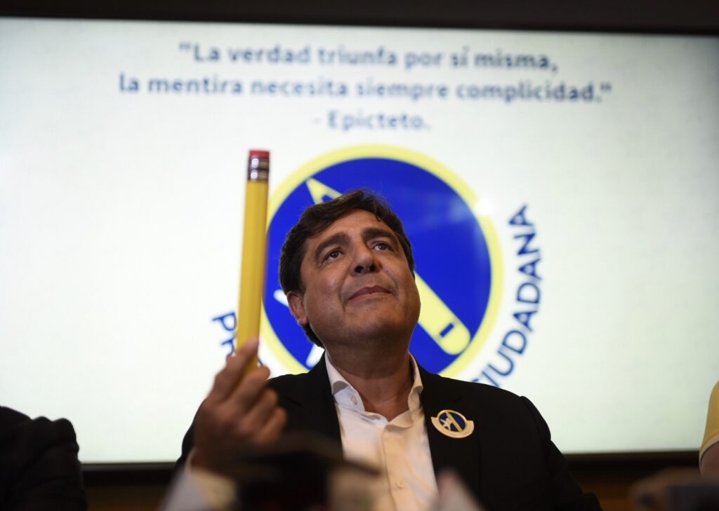 Carlos Pineda en una conferencia de prensa el pasado 10 de mayo cuando aún contaba con el respaldo del partido. Foto: Edwin Bercián