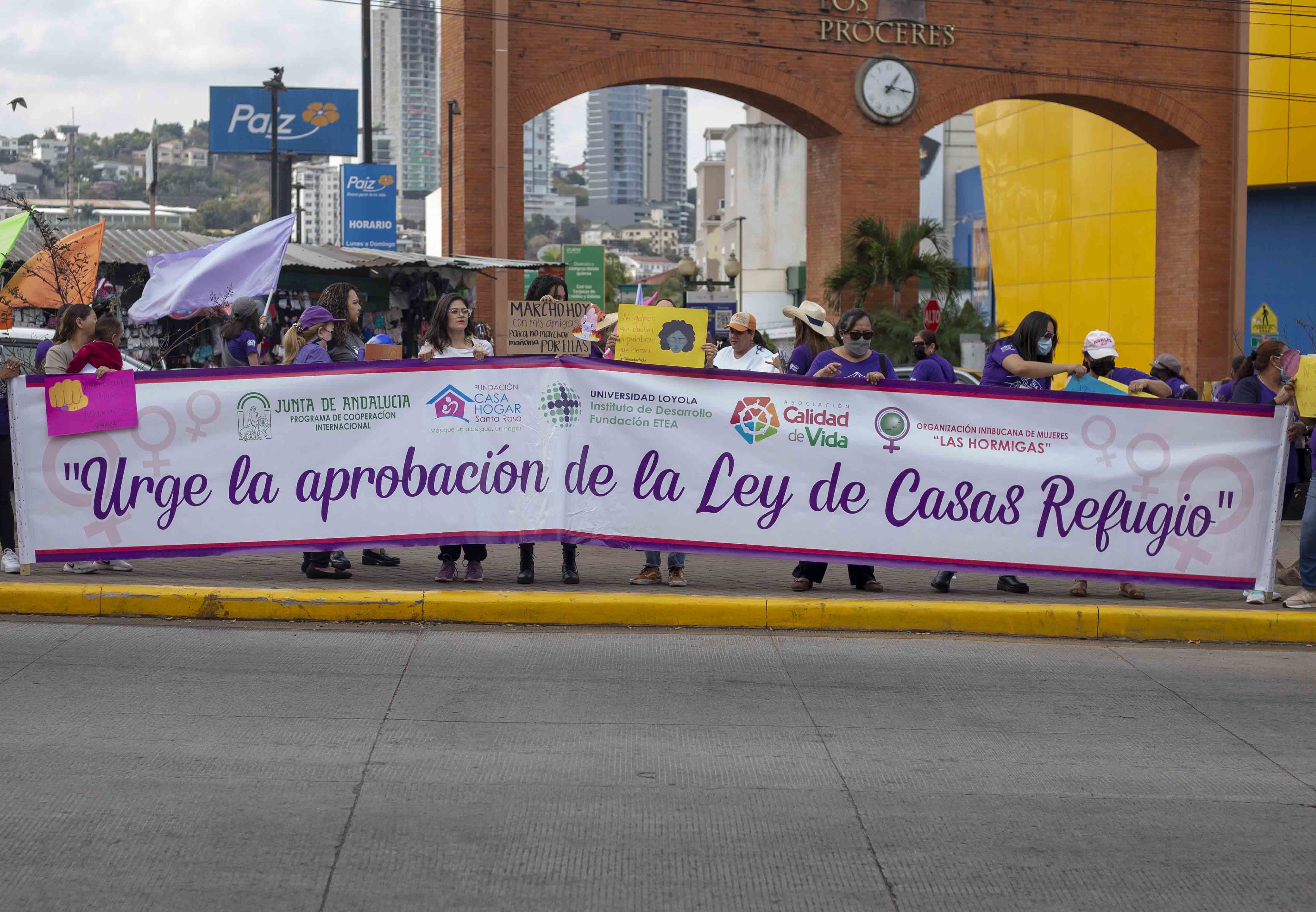 Con pancartas, los colectivos Feministas exigen la ley de casa refugio durante la celebración del 8M. Foto CC/Fernando Destephen
