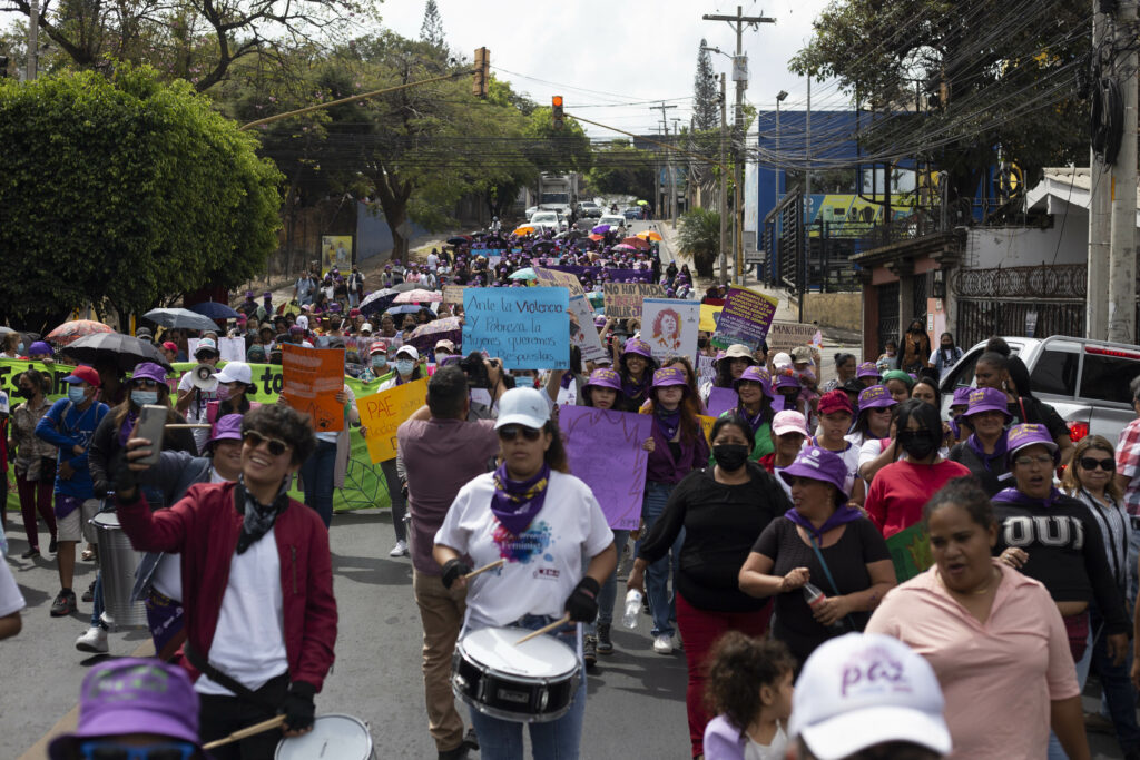 Colectivos feministas participan de la celebración del 8M en Tegucigalpa. Foto CC/Fernando Destephen