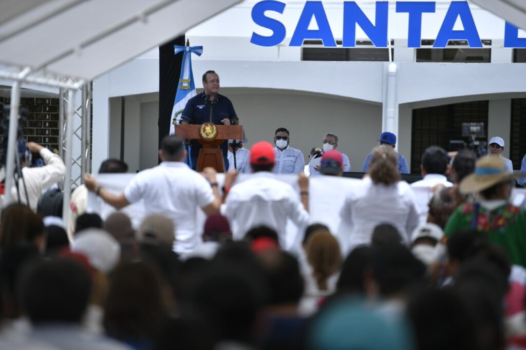 El hospital de Morales fue inaugurado por el presidente Giammattei. En este centro también se dio un patrón de compras similar al denunciado en el hospital de Chimaltenango.