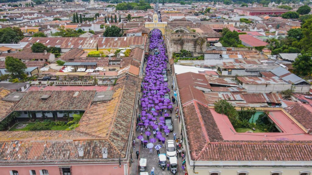 La campaña de Víctor Hugo del Pozo ha recurrido a colocar carteles en las calles de Antigua, algo prohibido.