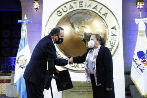 [En mayo de 2022, pese a las denuncias en contra de Consuelo Porras por parte de organizaciones guatemaltecas de transparencia y de la comunidad internacional, Giammattei la reeligió como Fiscal General. (Foto: Secretaría de Comunicación Social.)