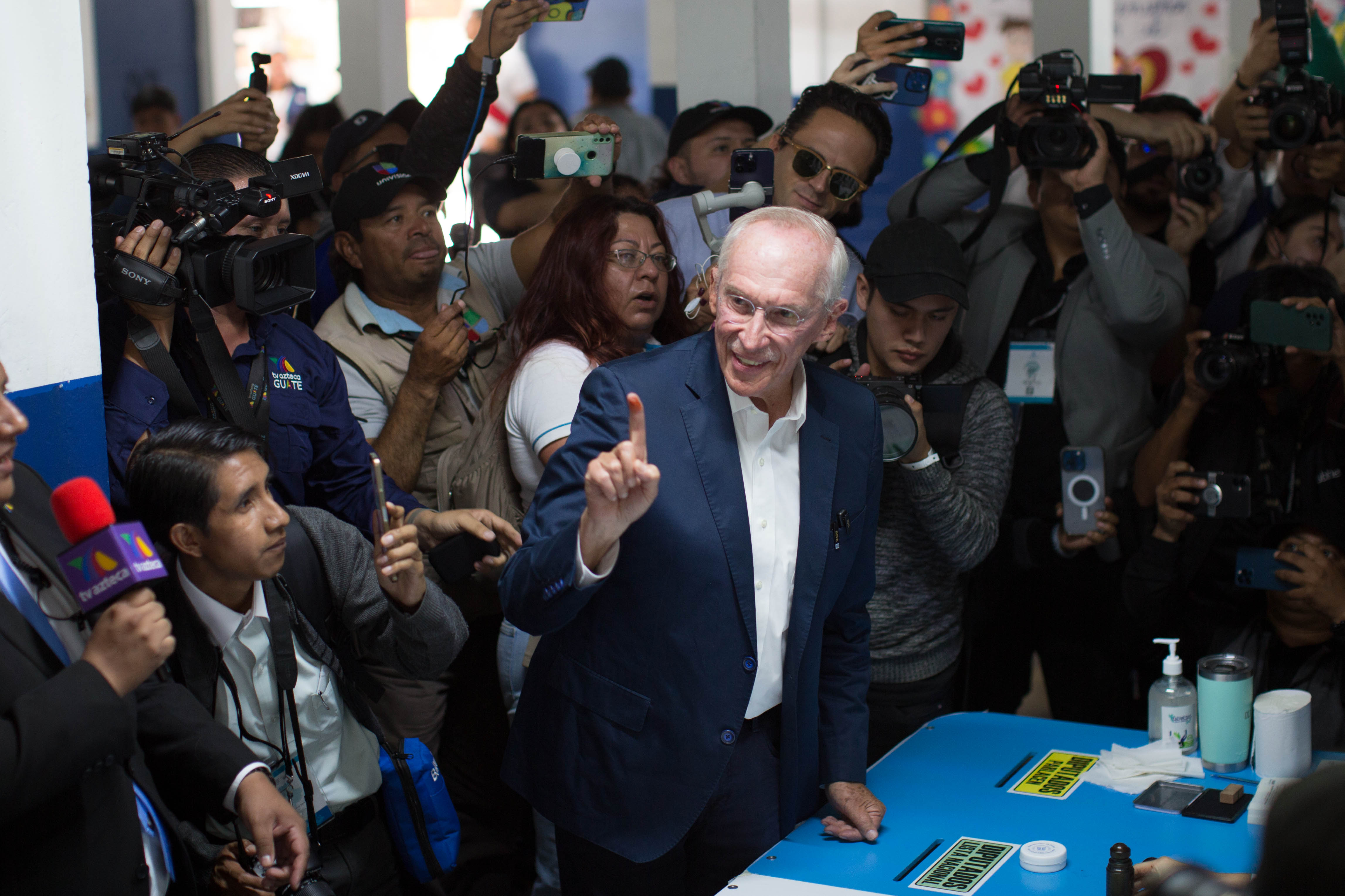 El candidato Edmond Mulet llegó a votar ayer para la primera vuelta elecciones generales de Guatemala 2023