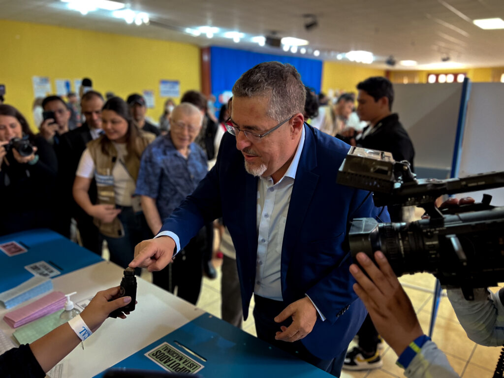 Bernardo Arévalo emitió su voto en un centro de votación de la zona 2 de Ciudad de Guatemala.