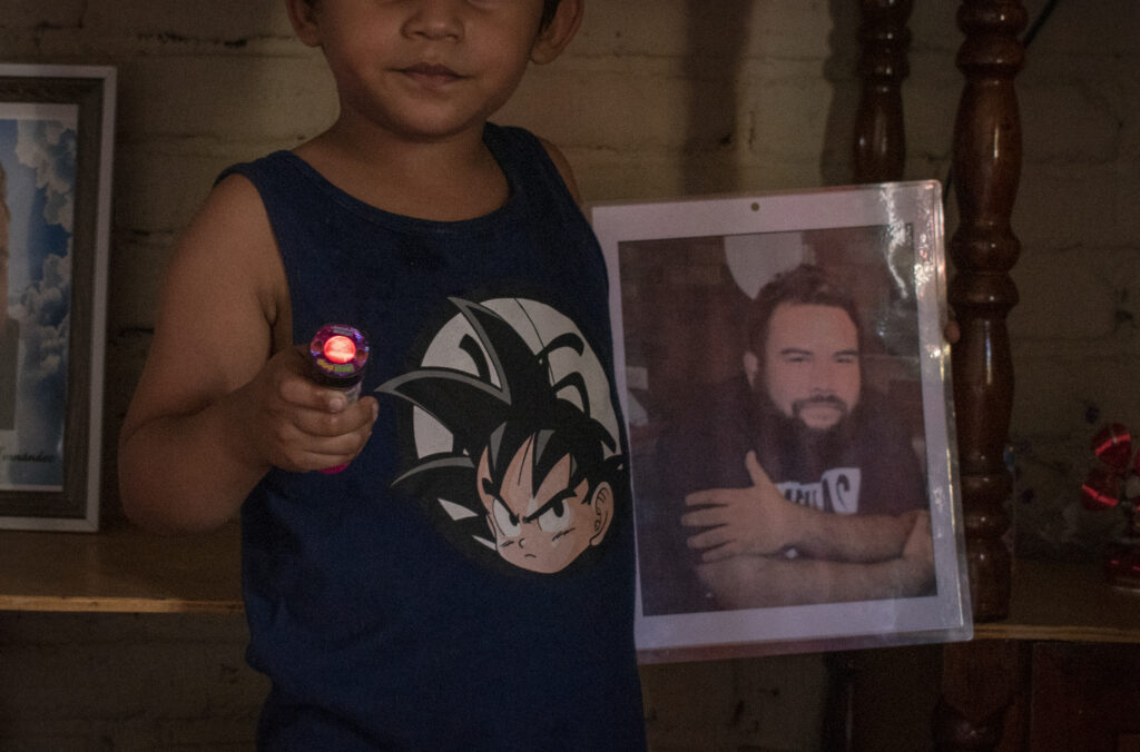 Elián sostiene una foto de su padre Adrián, capturado durante el régimen de excepción en El Salvador.