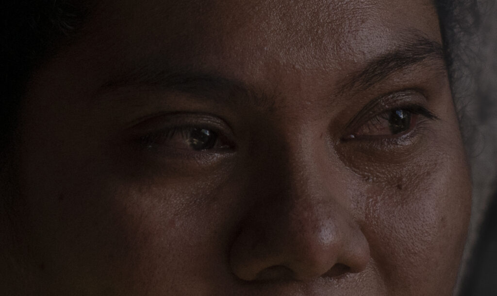 Teresa, una de las viudas del régimen de Bukele, llora al recordar a su marido.