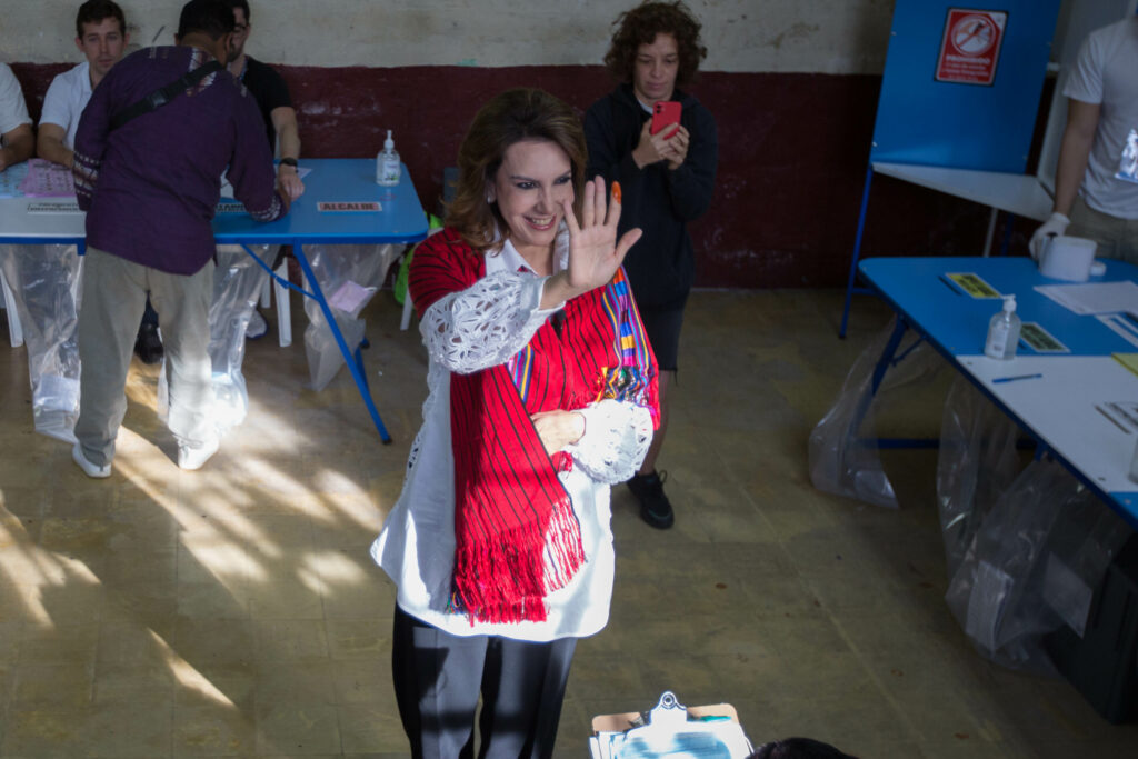 Zury Ríos, la candidata por el partido Valor, llegó a votar a un centro de zona 10.