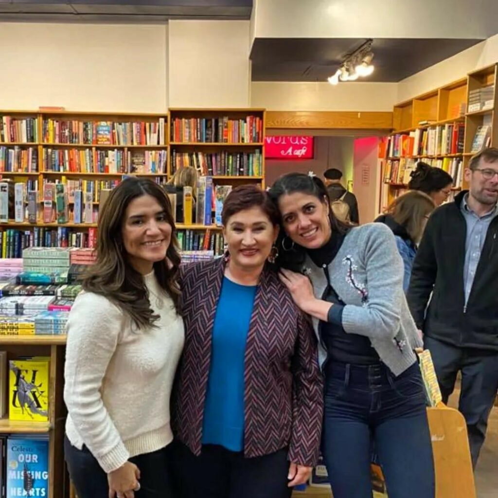 Michelle Mendoza junto con la periodista Claudia Méndez y la ex fiscal general Thelma Aldana en Estados Unidos.  Cortesía de la periodista