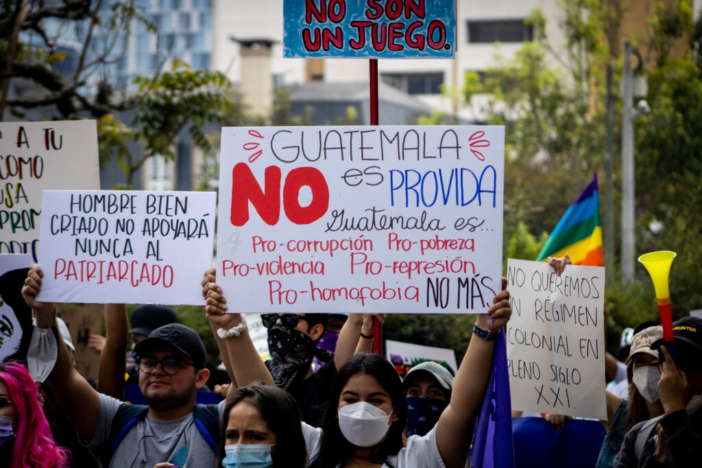 Mujer muestra pancarta con consigas en el pride de Guatemala en 2022.