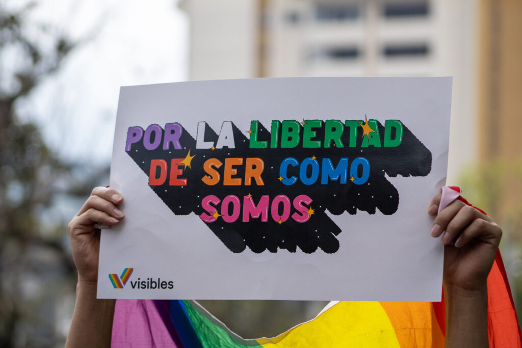 Pancarta de Visibles en el pride de Guatemala en 2022.