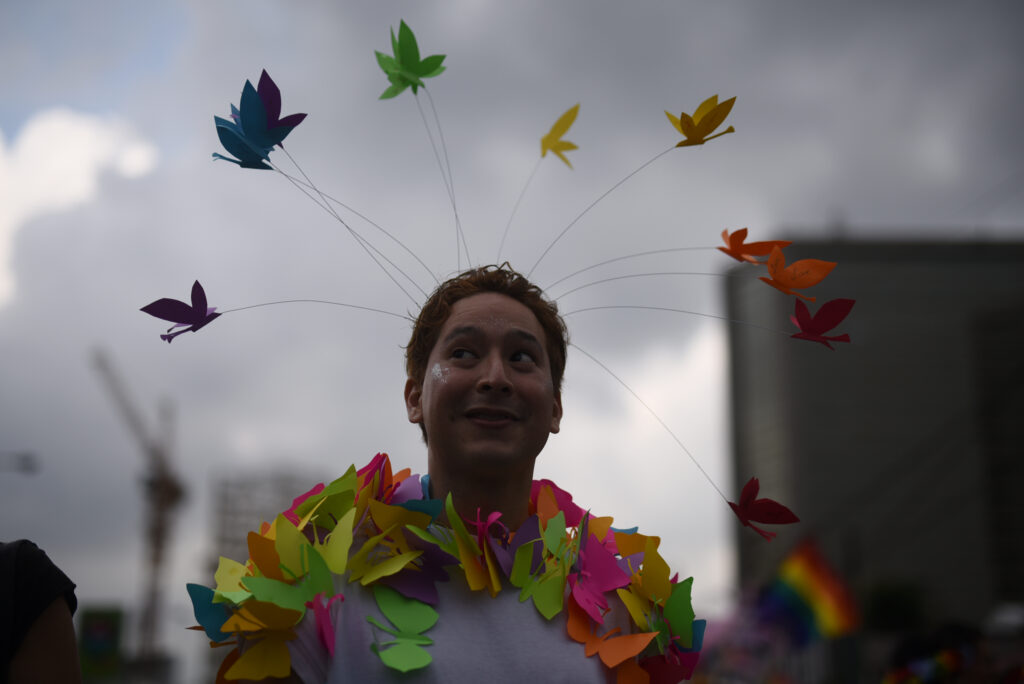 Una persona se manifiesta en la marcha por el orgullo en 2022. Foto: Edwin Bercián