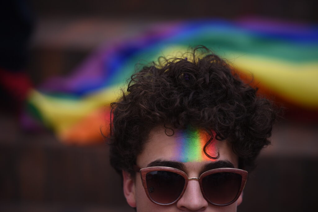 Persona con gafas se manifiesta en el Pride de Guatemala en 2022.
