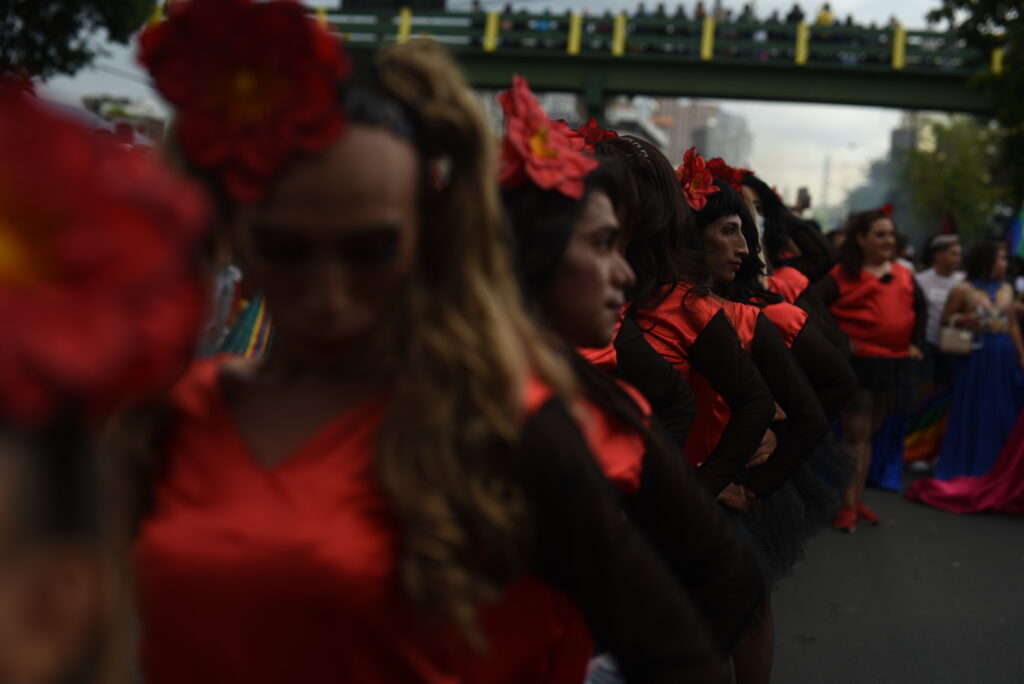 Personas transexuales vestidas de rojo se manifiestan en el Pride de Guatemala en 2022.