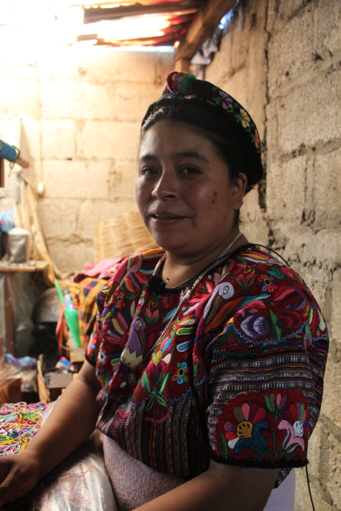 Nicolasa Quiej tiene 34 años y solo sabe hablar maya k'iche, su voto lo emitió sin apenas información en su propio idioma. Foto: Catarina Huix.