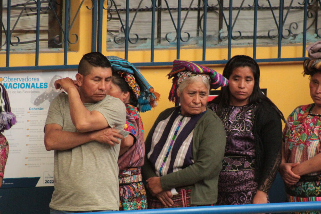 Personas indígenas acuden a votar en Zunil, Quetzaltenango, el 25 J en Guatemala. (Foto: Catarina Huix)