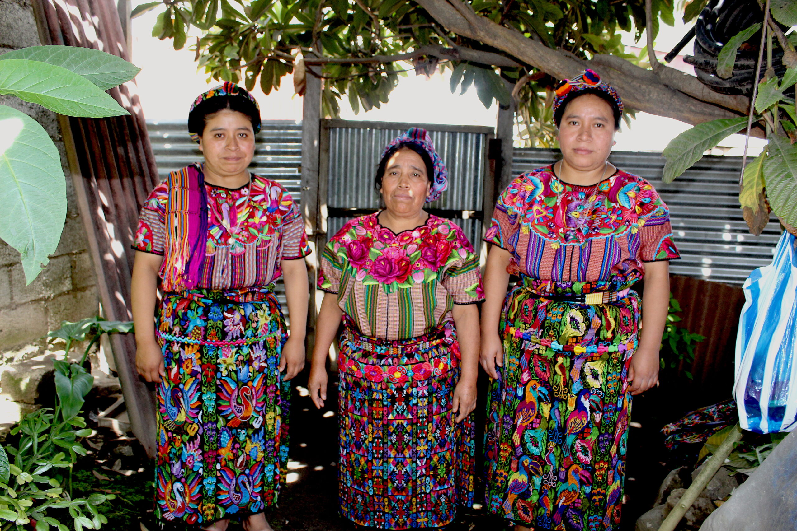 Imagen de tres mujeres mayas k'iche. Foto: Catarina Huix