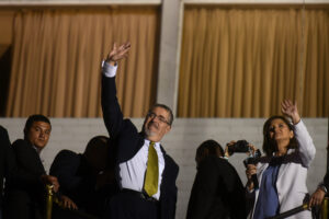 Bernardo Arévalo, electo presidente de Guatemala, junto a la vicepresidenta, Karin Herrera, ayer tras conocer su triunfo. Foto: Edwin Bercián.