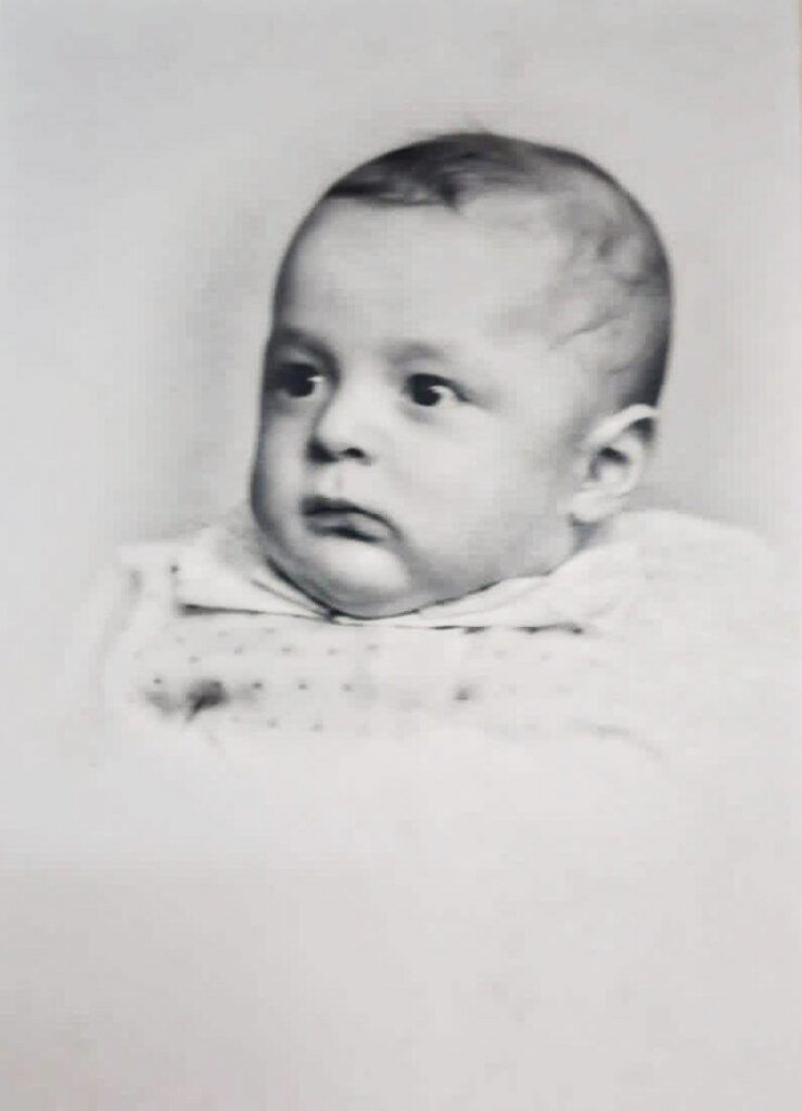El candidato Bernardo Arévalo cuando tenía unos meses de edad. Foto: Cortesía álbum familiar. 