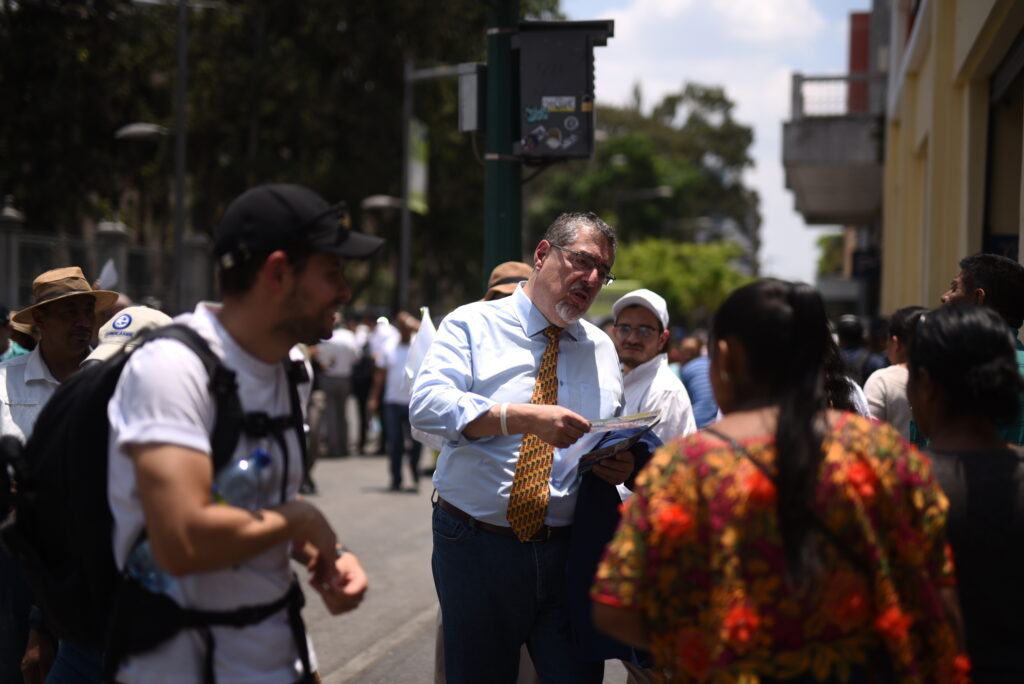 Bernardo Arévalo durante su campaña electoral, en la sexta avenida de la zona 1. Foto: Edwin Bercián.