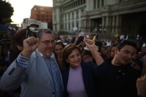 Bernardo Arévalo junto a la candidata a la vicepresidencia de Semilla, la doctora Karin Herrera. Foto: Edwin Bercián.