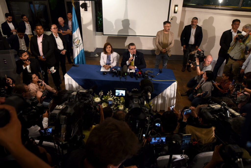 Bernardo Arévalo y Karin Herrera en la noche del 20 de agosto, tras conocer los resultados que les dieron la presidencia y vicepresidencia del país. Foto: Edwin Bercián.