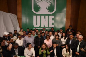 Martín Nicolás (de pie segundo de izquierda a derecha) es uno de los diputados más importantes de la UNE en el distrito de Huehuetenango. Foto: Edwin Bercián.