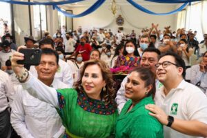 El diputado Martín Nicolás (primero a la derecha) mostró su apoyo a Sandra Torres durante las elecciones de 2023 en Guatemala. Foto: UNE