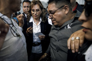 Sandra Torres, la candidata presidencial del partido UNE, acudió a votar en el centro electoral colegio Valle Verde, en la zona 15 de Ciudad de Guatemala. Foto: Andrea Godínez
