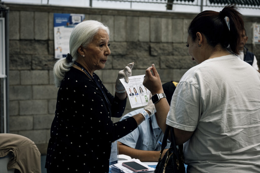Una ciudadana guatemalteca llega a emitir su voto durante la segunda vuelta de las elecciones generales de Guatemala. Foto: Andrea Godínez.