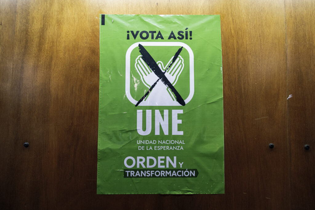 Afiche del partido UNE para las elecciones generales de 2013 en Guatemala. Foto: Andrea Godínez. 