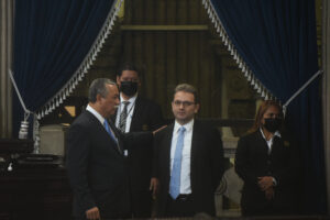 Manuel Conde junto al diputado Jorge García Silva en el Congreso de la República. Foto: Edwin Bercián