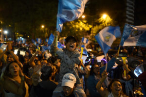 Los guatemaltecos y guatemaltecas salieron ayer a festejar la victoria de Bernardo Arévalo tras conocerse el resultado electoral. Foto: Edwin Bercián.