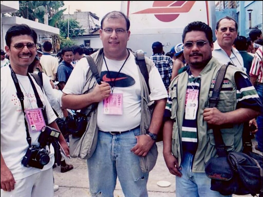 En una foto del año 2000 en Mazatenango, Guatemala, Walter Peña, Moisés Castillo y Erick Avila, ex fotógrafos de elPeriódico. 