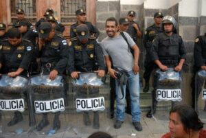El fotógrafo Luis Soto, ex empleado de elPeriódico, en una cobertura frente a Casa Presidencial.