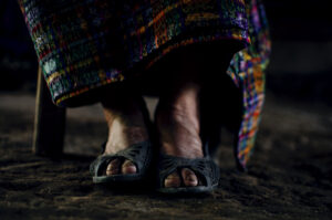 Los pies de Juana Méndez mientras cuenta cómo fue el regreso a su casa luego de ser liberada. Foto: Melissa Miranda.
