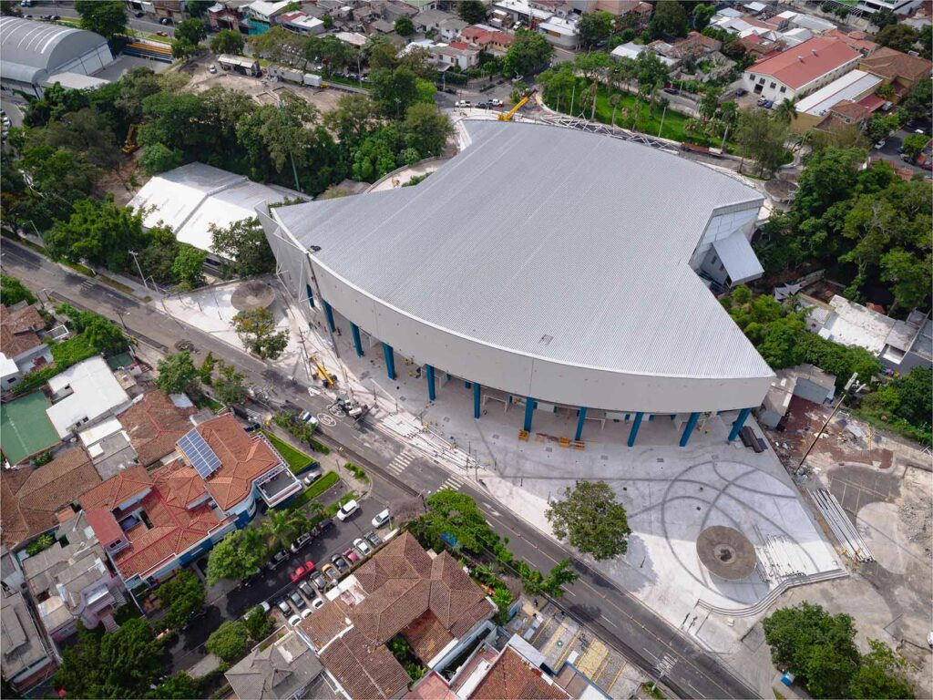 Toma aérea del Gimnasio Nacional, el nuevo complejo deportivo Flor Blanca. En la esquina superior izquierda debió iniciarse, en el primer trimestre de 2023, la construcción de un polideportivo de basquetbol con capacidad para más de mil personas. Sin embargo, a la fecha, la obra no ha iniciado. (Foto FOCOS/Carlos Salvador)
