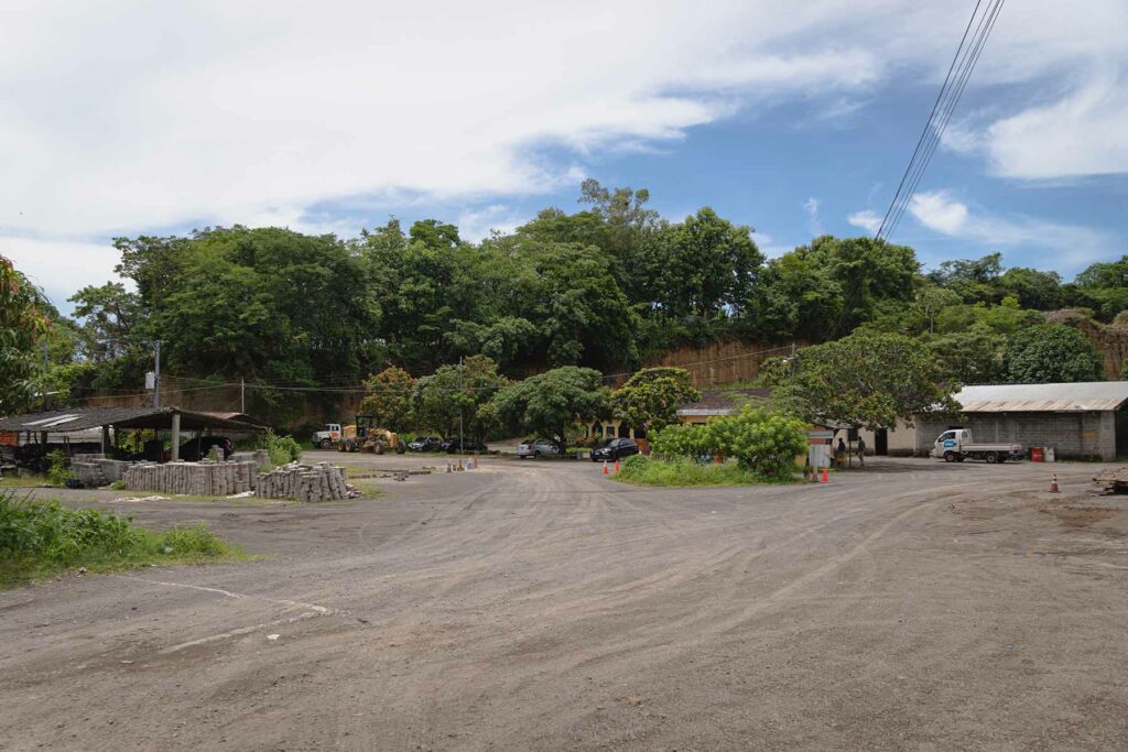 Predio sobre el kilómetro 105 de la carretera panamericana, sede de la constructora Dios Provee S.A de C.V. propiedad de Víctor Gaspar Gutiérrez y Marta Alicia Argueta de Gutiérrez, excandidata de Nuevas