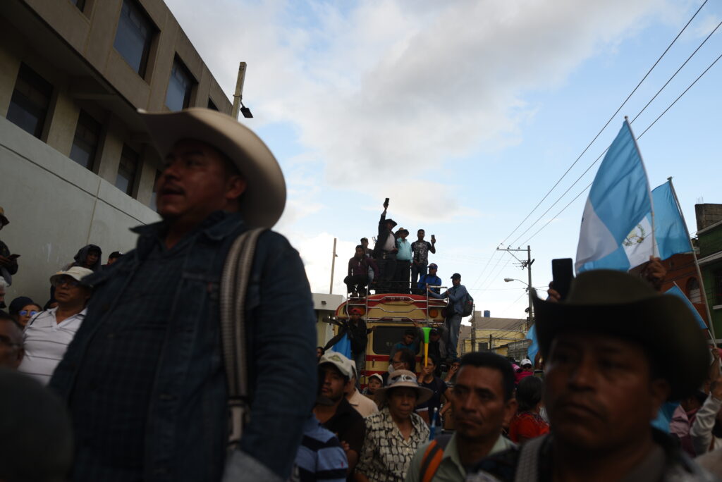 Paro Nacional en Guatemala, cientos de personas se manifiestan frente al Ministerio Público para exigir la renuncia de la fiscal general, Consuelo Porras.