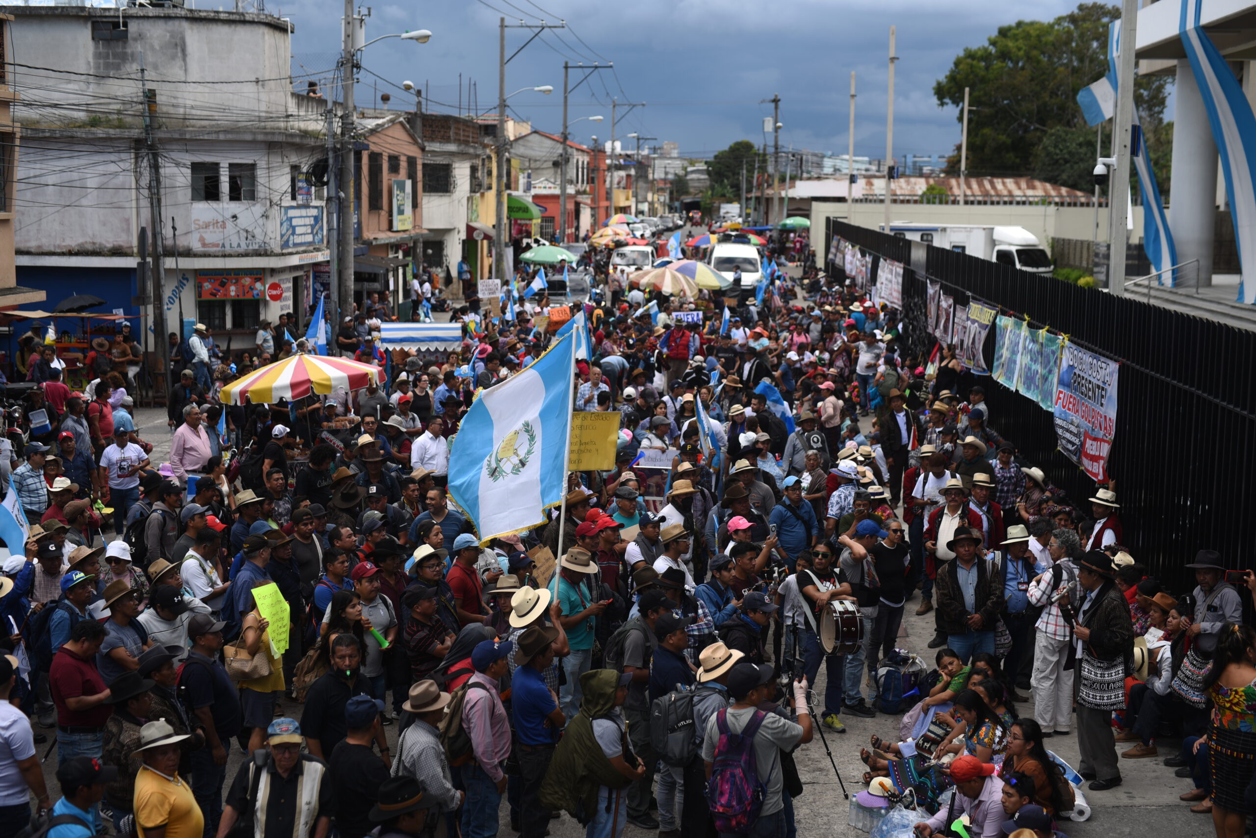 protesta frente al Ministerio Público de Guatemala congregó a miles de personas durante el paro nacional.