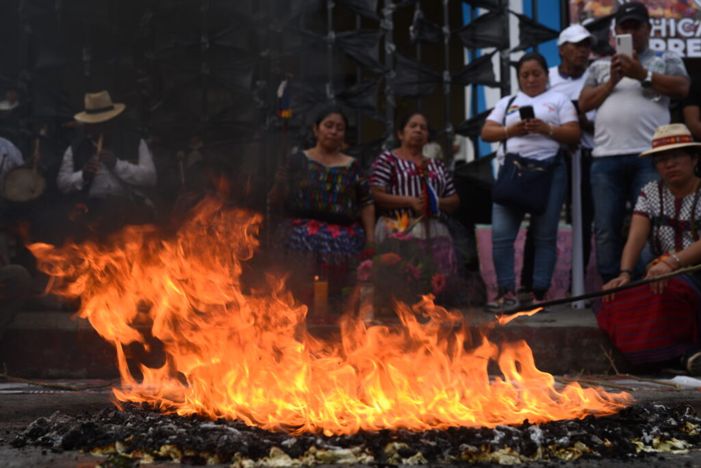 Fuego ancestral frente al Ministerio Público durante el paro nacional