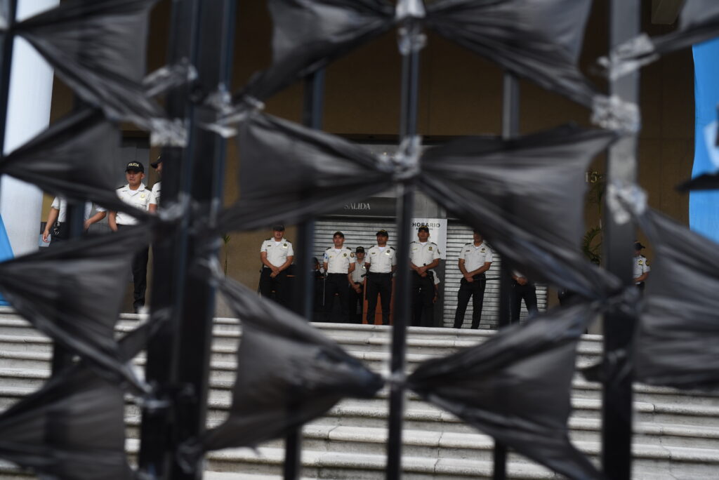 Agentes de la Policía Nacional Civil se postran en la puerta del Ministerio Público Durant el el Pero Nacional. 