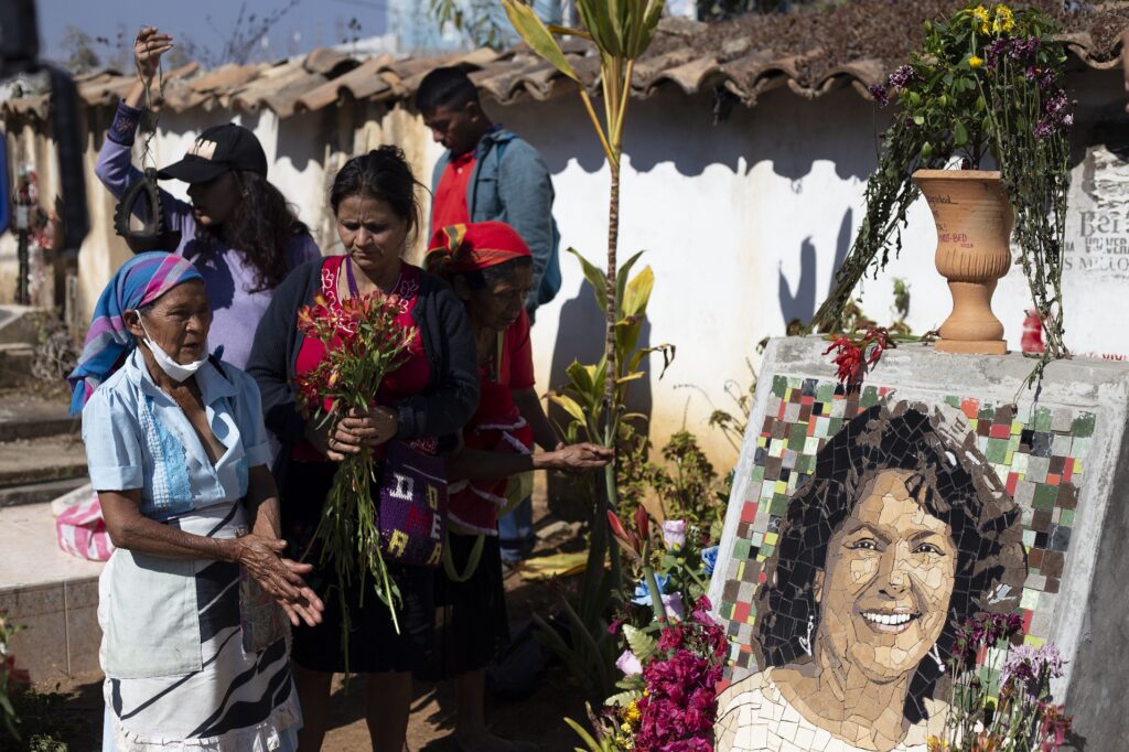 El asesinato de Berta Cáceres marcó un antes y un después en la lucha de las comunidades contra proyectos que atentan contra el medioambiente y desplazan comunidades. En el caso de Agua Zarca, sin embargo, el gobierno, la empresa privada y el propio BCIE intentaron revivir el proyecto, pese a la oposición de las comunidades afectadas. Imagen de Contracorriente.