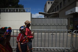 Manifestantes llegan e las instalaciones del Ministerio Público de Guatemala durante el Paro Nacional Indefinido. Foto: Edwin Bercián
