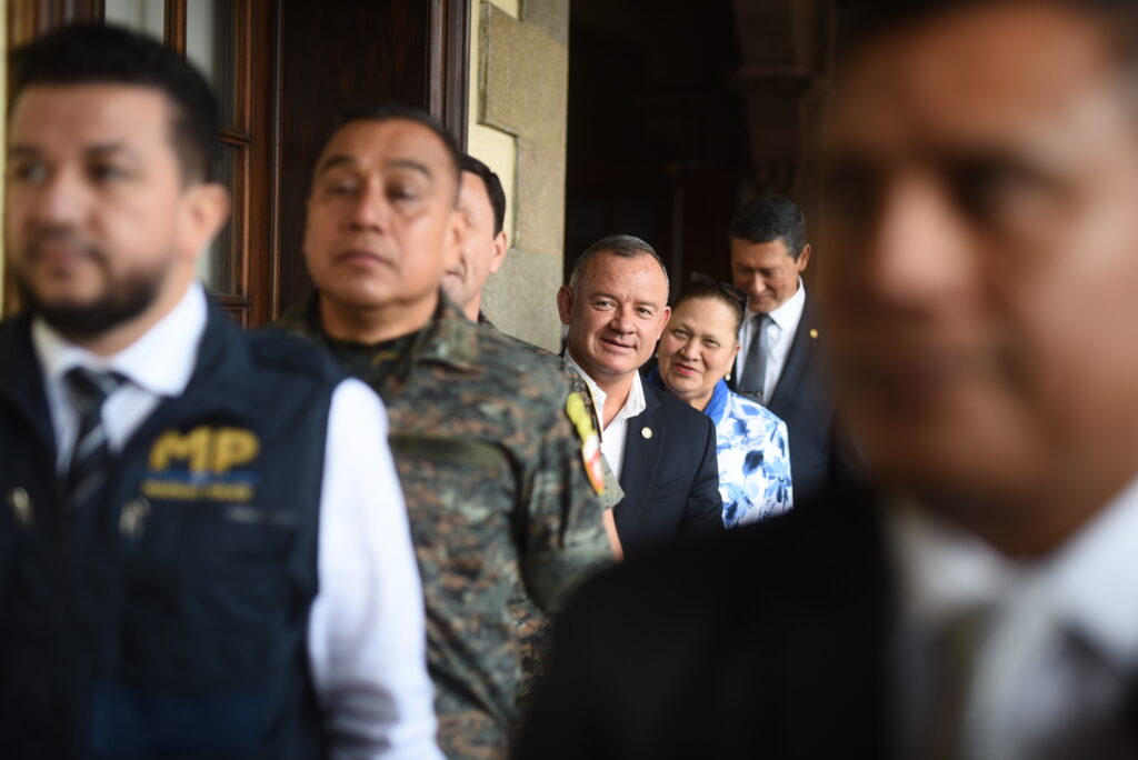 Napoleón Barrientos, ex ministro de gobernación de Guatemala, junto a la fiscal general, Consuelo Porras. Foto: Edwin Bercián