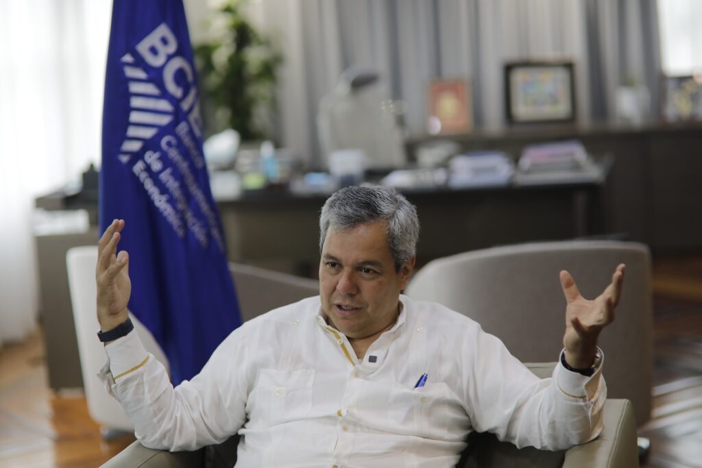 Dante Mossi en las oficinas del Banco Centroamericano de Integración Económica en Tegucigalpa, Honduras. Foto de Jorge Cabrera, Contracorriente.