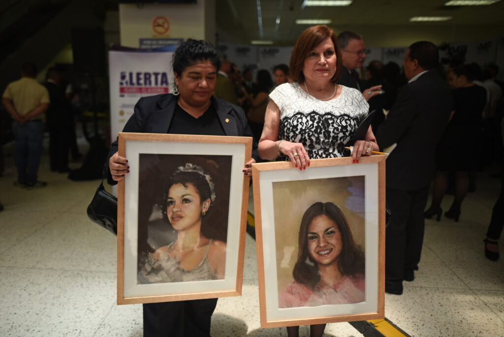 Familiares cargan los retratos de María Isabel Véliz y Claudina Velásquez, ambas víctimas de asesinato y violencia sexual, por lo que nace el sistema de alerta Isabel-Claudina. (Foto/Edwin Bercián)