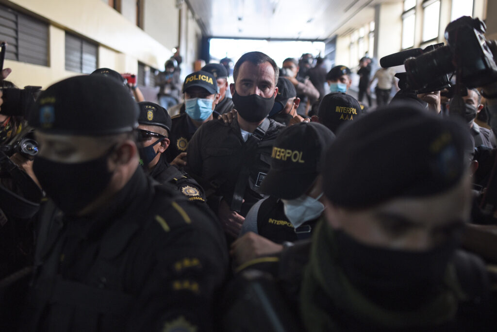 Alejandro Sinibaldi, ex ministro de Comunicaciones, rodeado de policías en Torre de Tribunales, Guatemala, 2023.
